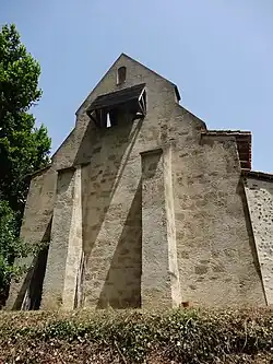 Le clocher-mur avec contreforts.