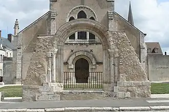 Portail roman conservé comme clôture du square Jean-Lelièvre.