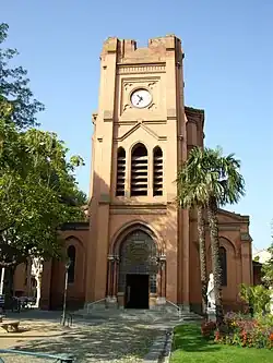 La façade est et le clocher inachevé de l'église.