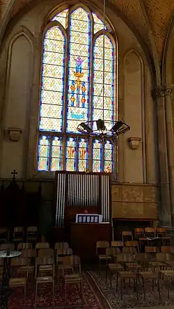 Vitraux du transept avec l'orgue.