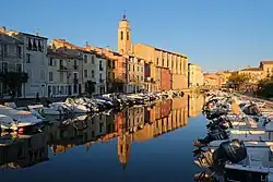 Le restaurant « La Sole Normande » se situe au bord du canal Saint-Sébastien. À l'arrière-plan, l'église Sainte-Madeleine (1688).
