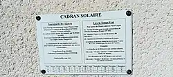 Plaque municipale d'indications de lecture de l'heure du cadran solaire.