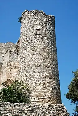 La tour vue de l'extérieurde l'enceinte du château.