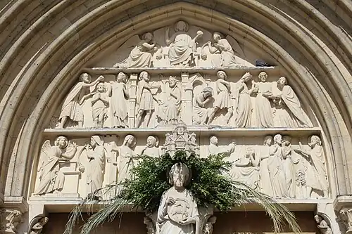 Le tympan du portail.