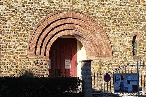 Fronton de l'église Saint-Laurent.