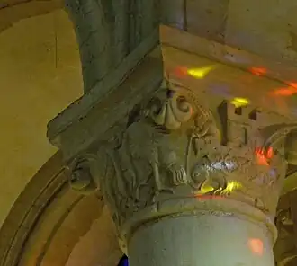 Détail d'un chapiteau du chœur avec un éléphant.