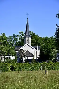 Vue depuis l'ouest de l'église.