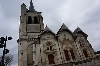 L'église et ses trois portails vers l'occident.