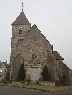 Le chœur de l'église fut construit à la romaine, pour reprendre une vieille expression. À l'intérieur, il faut voir son retable rénové en 2002, la pierre tombale de Guillaume de Rouhault (1404), les chapelles Saint-Antoine et Sainte-Anne