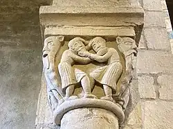 Le chapiteau des vieillards luttant.