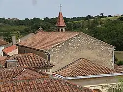 L'église Notre-Dame-de-Pitié de Biran vue de la motte castrale.