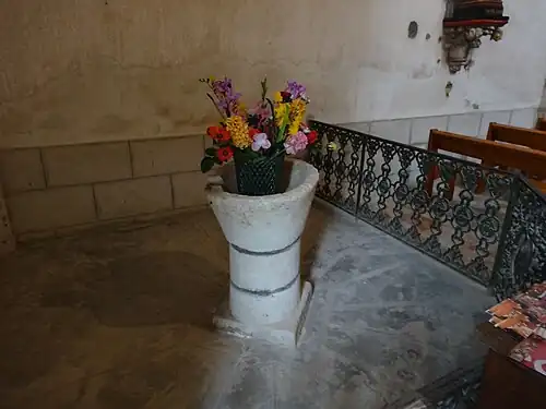 Les fonts baptismaux.