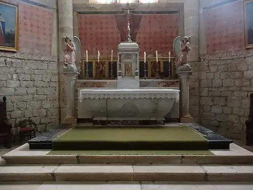 L'autel et le tabernacle.