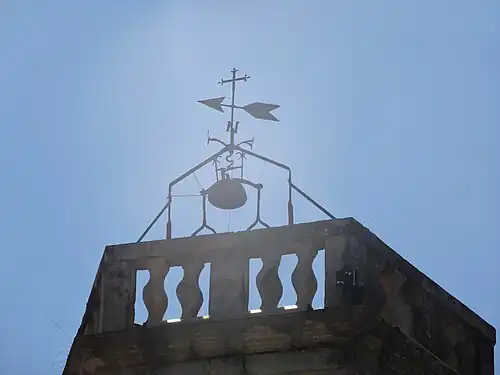 Girouette au sommet du clocher.