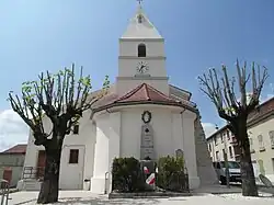 Église (vue depuis la rue centrale).