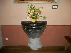 Cuve baptismale en marbre noir.