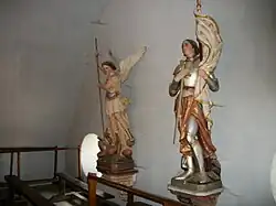 Statues de saint Michel archange et de sainte Jeanne d'Arc.