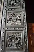 Reliefs de Triqueti représentant le Décalogue sur la porte en bronze de l'entrée principale.