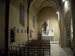 À gauche les statues de saint Antoine de Padoue, et de saint Jean-Marie Vianney