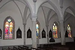 Vitraux et chemin de croix.