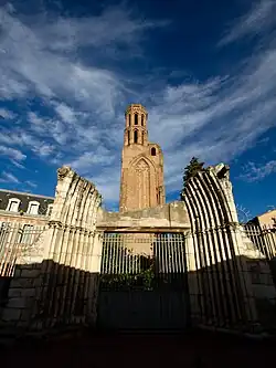 Le portail occidental et le clocher de l'église.