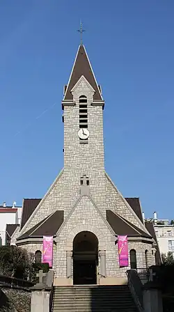 Vue de la façade de l'église du Coeur-Eucharistique-de-Jésus située dans le 20è arrondissement de Paris.