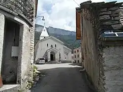 Église (vue depuis une petite rue).