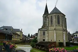 Église Saint-Michel avec son lavoir sur la Vaux.