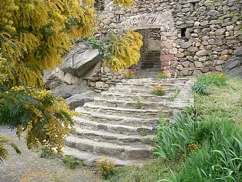 Les escaliers qui mènent à l'église.