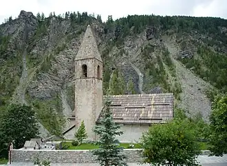 Vue de l'église depuis le village.