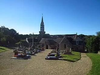 L'église Saint-Guévroc au sein de l'enclos paroissial.