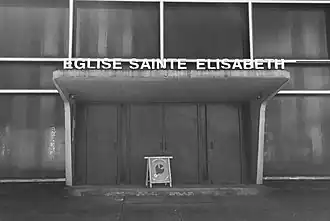 Porte d'entrée de l'église.