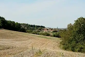 Le bourg à flanc de coteau.