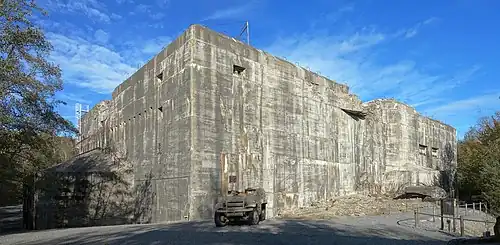 Vue actuelle de la face sud-ouest du blockhaus d'Éperlecques