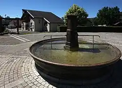 Fontaine et mairie.