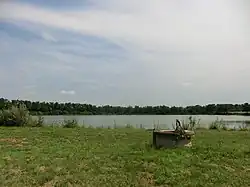 Vue de l'étang depuis la maison forte.