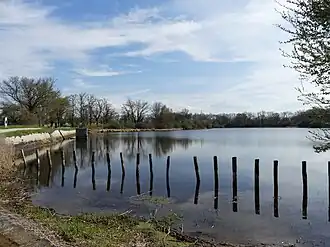 Sur la gauche, la digue orientale.
