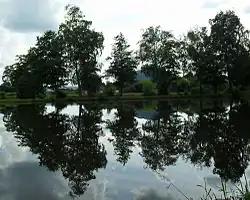 Étang aménagé pour la promenade près de la gare de Vanémont,.
