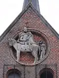 Statue de saint Martin sur la façade de l'église.
