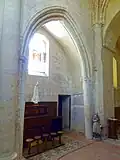 Grande arcade du sud et vue dans la chapelle.