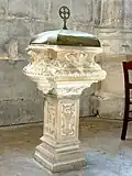 Fonts baptismaux au chœur.