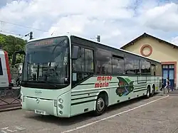 Insérer un paragraphe Irisbus Arès (n°10696) en ancienne livrée du réseau de bus du Pays de l'Ourcq en gare de Meaux.