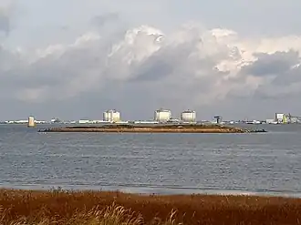 L'île Saint-Nicolas à Corsept (vue sur le terminal méthanier de Montoir-de-Bretagne sur la rive opposée).