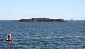 Pointe sud-ouest de l'île vu du traversier Rivière-du-Loup / Saint-Siméon
