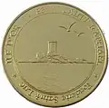 Médaille dorée représentant une tour sur une île.