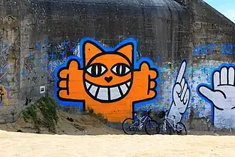 M. Chat à l'île de Ré sur un des blockhaus de la plage de La Conche à Saint-Clément-des-Baleines (détruit avec le blockhaus en 2016).