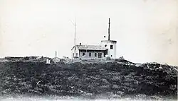 Carte postale noire et blanche avec la photographie du sémaphore du Titan.