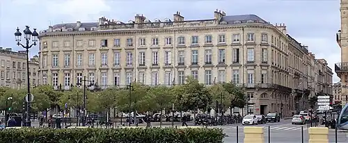 Façades ordonnancées dessinées par Victor Louis, sur la partie de l'îlot Louis orientée vers la Garonne, à Bordeaux.