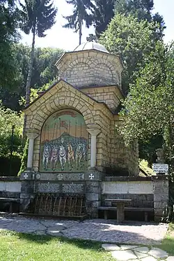 La chapelle saint Pantaléon et la fontaine de Jug Bogdan.