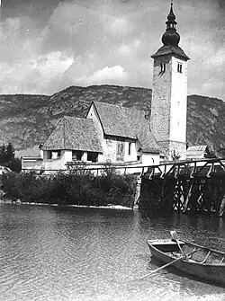 Ribčev Laz (en) et le lac de Bohinj.
